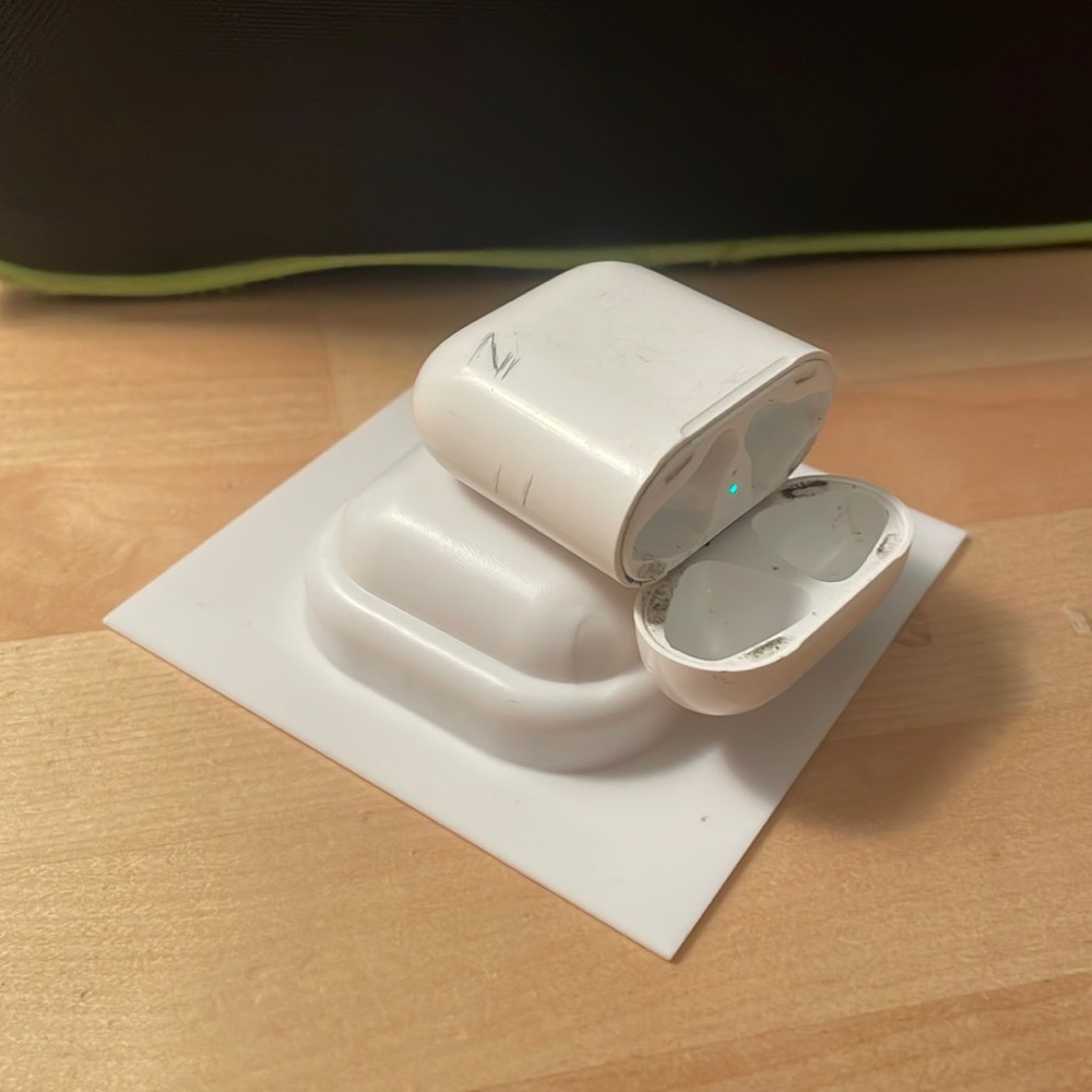 Air pods Gen. 1 charging case (no AirPods just charging case)